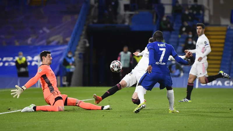 Fotografija: V Chelseajevi strategiji je bil ključen N'Golo Kante, ki je opravil ogromno delo na sredini igrišča, ob tem je napadal goste iz »drugega plana«, kot rečemo v nogometnem žargonu. FOTO: Toby Melville/Reuters