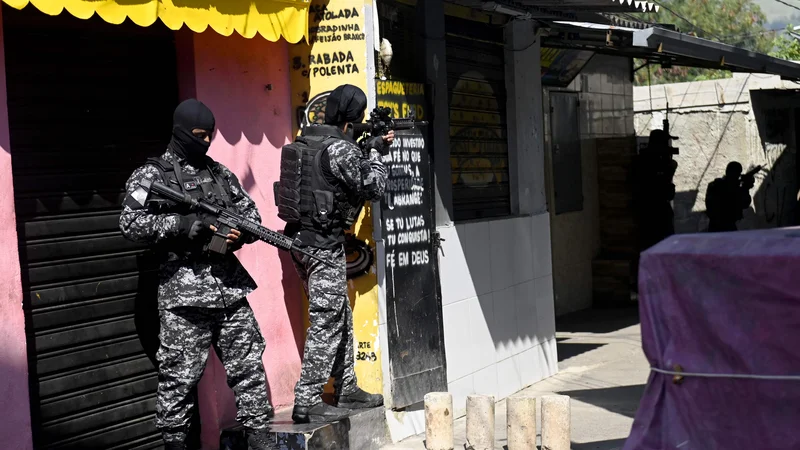Fotografija: Policisti med danšnjo racijo v revnem predelu Ria de Janeira. FOTO: Mauro Pimentel/AFP