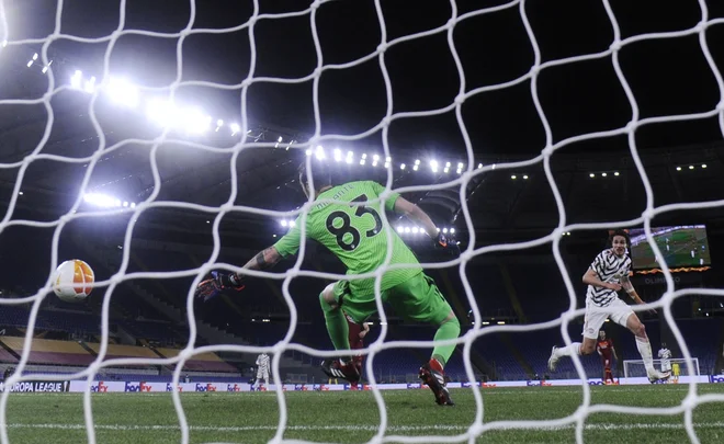 Edinson Cavani je dvakrat zatresel mrežo Rimljanov. FOTO: Alberto Lingria/Reuters