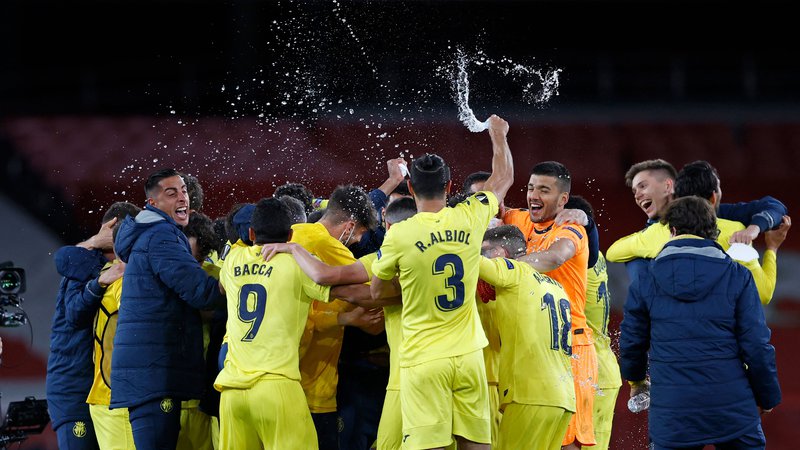 Fotografija: Nogometaši Villarreala so prešerno proslavili uvrstitev v finale. FOTO: Adrian Dennis/AFP