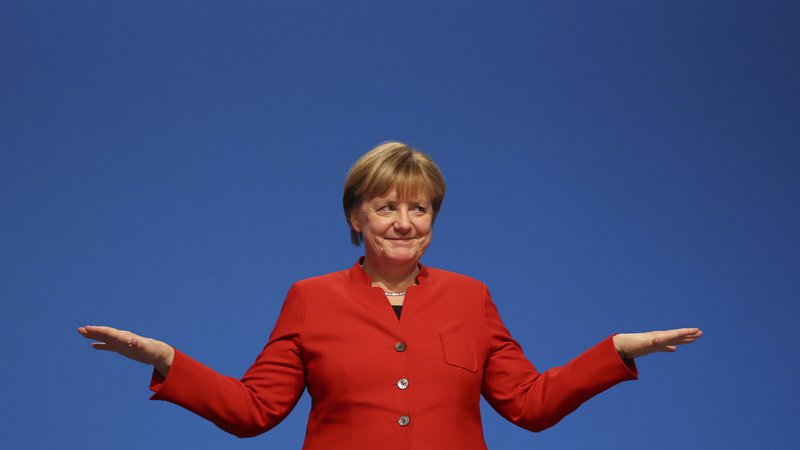 Fotografija: Helmut Kohl ji je prezirljivo rekel »dekletce«. Toda Angela Merkel, ki se po poldrugem desetletju poslavlja, je postala »gospa Evropa«. Mlajša nemška generacija ne pozna drugega političnega voditelja kot nje. FOTO: Kai Pfaffenbach/Reuters