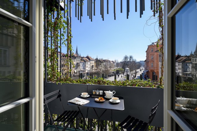 Z balkona se odpira pogled na Novi trg z vodnjakom, ki je skupaj z ljubljanskim življenjem edinstvena zvočna kulisa. FOTO: Miran Kambič