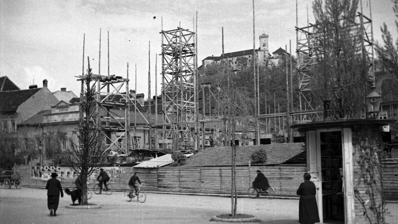 Fotografija: Plečnik je trafiko na Vegovi zasnoval spomladi 1930, ko je urejal Vegovo ulico. Foto Peter Naglič, izvirnik hrani Slovenski etnografski muzej