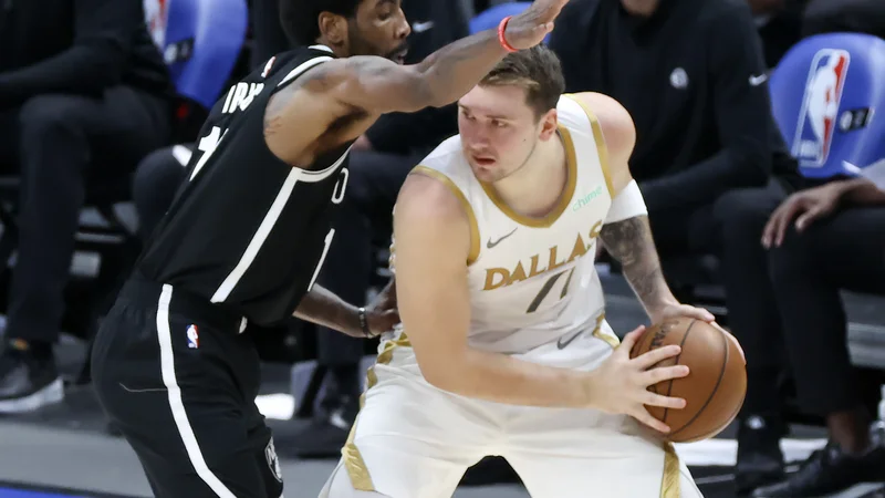 Fotografija: Takole se je Dallasov as Luka Dončić boril z najučinkovitejšim igralcem tekme Kyriem Irvingom iz Brooklyna. FOTO: Kevin Jairaj/USA Today Sports