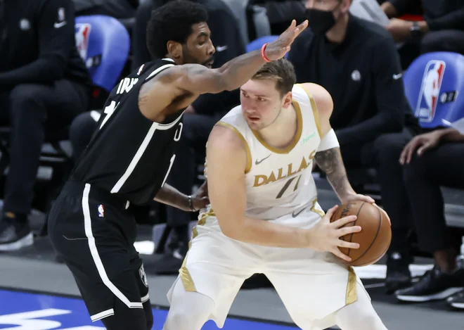 Takole se je Dallasov as Luka Dončić boril z najučinkovitejšim igralcem tekme Kyriem Irvingom iz Brooklyna. FOTO: Kevin Jairaj/USA Today Sports