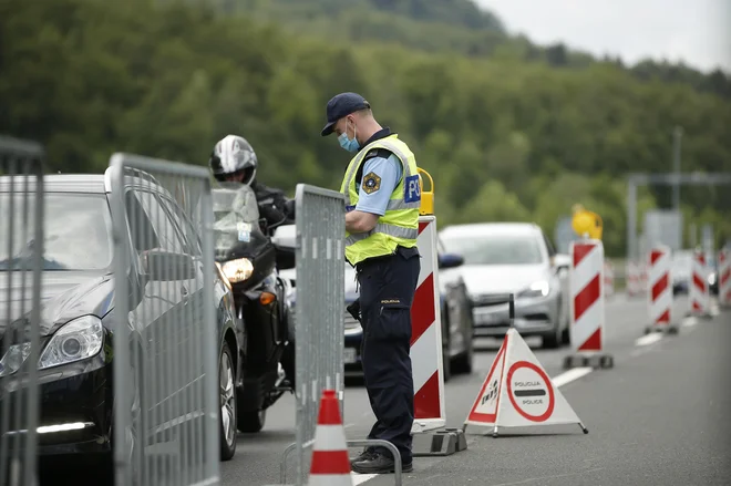 Številne države že od začetka prvega vala stavijo predvsem na prepovedi in kaznovanja. FOTO: Jure Eržen/Delo