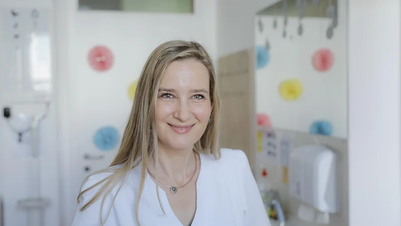 Fotografija: Mateja Vintar Spreitzer je pediatrinja s posebnimi znanji s področja razvojne nevrologije in dela v ZD Domžale: »Vsaka minuta, ki jo namenimo telefonu namesto otroku, ki je zraven, je izgubljena priložnost za stik z otrokom.« FOTO: Jože Suhadolnik/Delo