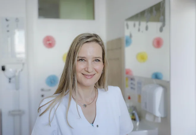 Mateja Vintar Spreitzer je pediatrinja s posebnimi znanji s področja razvojne nevrologije in dela v ZD Domžale: &raquo;Vsaka minuta, ki jo namenimo telefonu namesto otroku, ki je zraven, je izgubljena priložnost za stik z otrokom.&laquo; FOTO: Jože Suhadolnik/Delo
