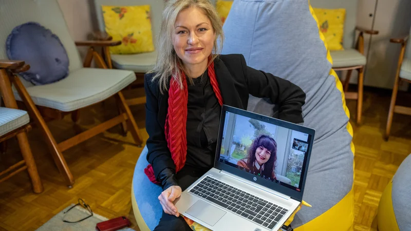 Fotografija: Srečo si naredimo sami, kar velja tudi za sam velnes, verjame Urška Vahtar (na zaslonu je njena sodelavka Tatjana Dragovič Andersen). FOTO: Voranc Vogel