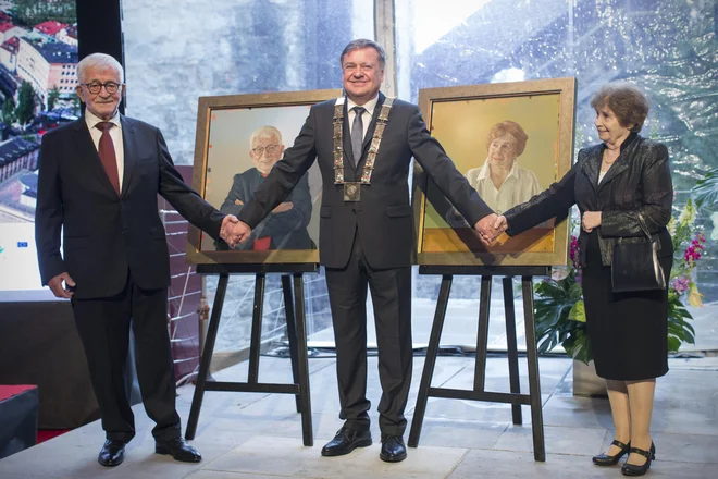 Častna meščanka dr. Spomenka Hribar, častni meščan dr. Peter Čeferin in ljubljanski župan Zoran Janković. FOTO: Jure Eržen/Delo