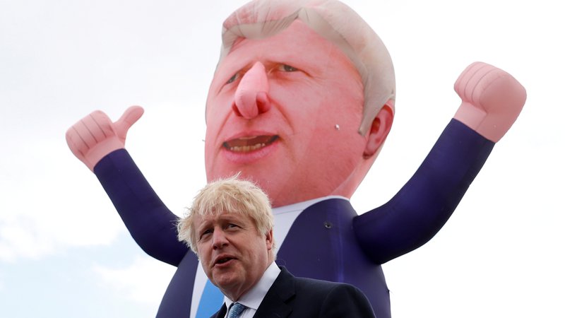 Fotografija: Britanski premier Boris Johnson je s svojimi podporniki proslavil uspešne rezultate lokalnih volitev. Foto: Lee Smith/Reuters