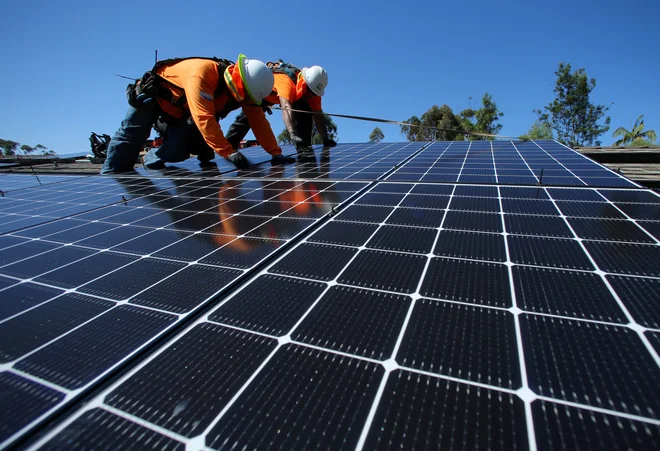 Investicijo v sončno elektrarno na ključ zahteva poleg izbire primernega projekta ter izvajalca tudi skrbno proučitev finančnih vprašanj ter drugih pogojev gradnje.<br />
FOTO: Mike Blake/Reuters