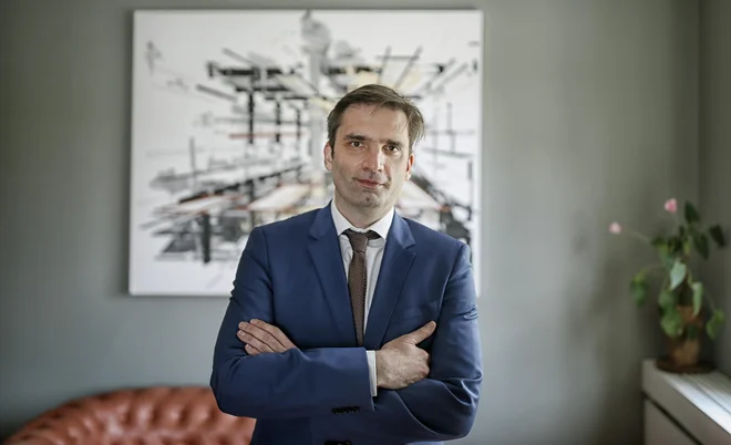 Klemen Miklavič poudarja, da se pri povezovanju s sosednjo Gorico ne ukvarjajo z zgodovino, bolečimi spomini in tistim, kar razdvaja. Skupni interes je vse tisto, kar vpliva na kakovost življenja ljudi. FOTO: Blaž Samec/Delo