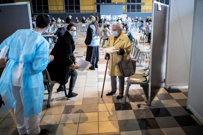 Čimprejšnje cepljenje po svetu je v interesu EU, saj bi širjenje novega koronavirusa po svetu in nove različice spet povzročile težave v EU. FOTO: Lionel Bonaventure/Afp