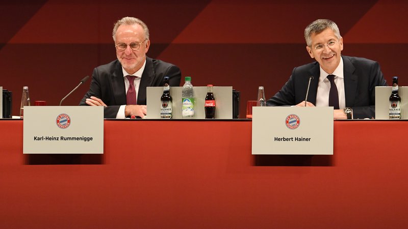 Fotografija: Predsedniški dvojec FC Bayern München Karl-Heinz Rummenigge (levo) in Herbert Hainer bosta bavarskega velikana popeljala v novo sezono brez večjih vlaganj. FOTO: Andreas Gebert/Reuters