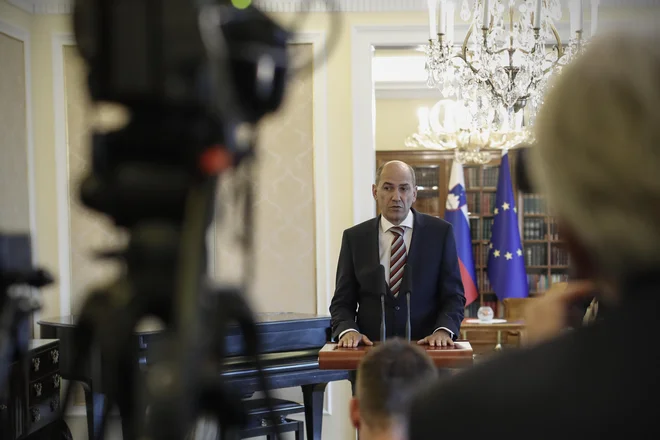 Opozicija vse glasneje poziva k predčasnim volitvam, ki pa se jim bo Janez Janša na vse načine skušal izogniti. FOTO: Uroš Hočevar