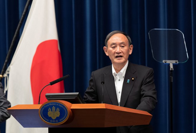 Japanski predsednik vlade Prime Jošide Suga zagotavlja varnost iger. FOTO: Komae/Reuters