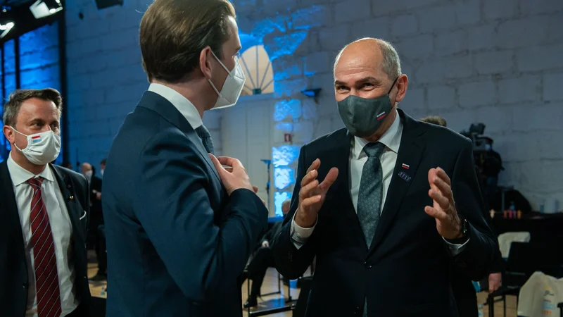 Fotografija: Janez Janša se mudi na vrhu v Portu. FOTO: Twitter profil vlade RS