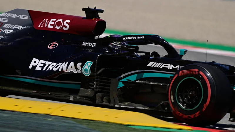 Fotografija: Lewis Hamilton med vožnjo v Montmelu. FOTO: Javier Soriano/AFP