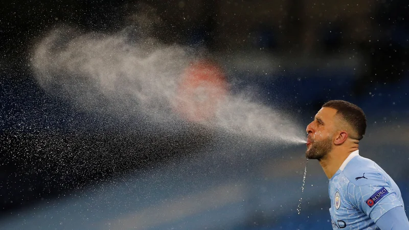 Fotografija: Nogometaš Manchester Cityja Kyle Walker resnično bruha ogenj, strup je na igrišču, očitno pa tudi v spalnici. FOTO: Phil Noble/Reuters