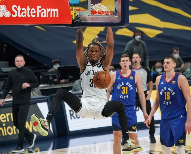Vlatko Čančar (v modrem dresu s št. 31) in Nikola Jokić sta le nemočno opazovala zabijanje Nicolasa Claxtona. FOTO: Troy Babbitt/Usa Today Sports
