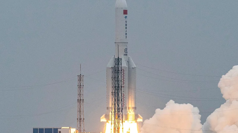Fotografija: Posnetek rakete dolgi pohod 5B, ki je 29. aprila v orbito dostavila osrednji del vesoljske postaje. FOTO: STR / AFP