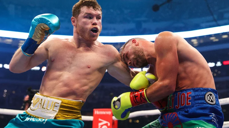 Fotografija: Saul Alvarez (levo) je v osmi rundi zlomil odpor Billyja Joeja Saundersa. FOTO: Ed Mulholland/AFP