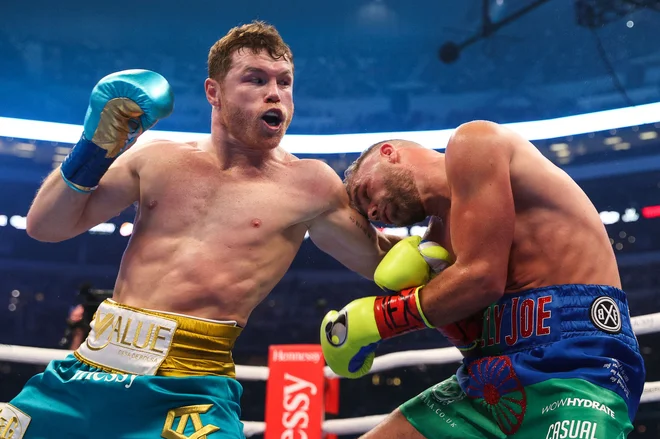 Saul Alvarez (levo) je v osmi rundi zlomil odpor Billyja Joeja Saundersa. FOTO: Ed Mulholland/AFP