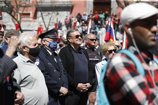 Janković se je dotaknil tudi slovesnosti ob dnevu boja proti okupatorju, ki je letos potekala na Mali Gori in ki je po njegovi oceni pokazala nespamet, ki &raquo;nima zveze z resničnostjo&laquo;. Brati pesmi domobranskih pesnikov na tak praznik, je po njegovih besedah &raquo;sramotno dejanje&laquo;. FOTO: Leon Vidic/Delo