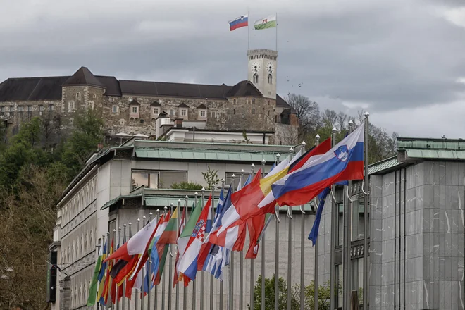 Zastave v čast slovenskemu predsedovanju že plapolajo, ime glavnega govorca pa še ni znano. FOTO: Blaž Samec