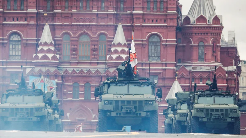 Fotografija: Na svečani tribuni, mimo katere je šla povorka najsodobnejše ruske oborožitve, je poleg Vladimirja Putina stal le njegov tadžikistanski kolega Emomali Rahmon. FOTO:  Maksim Šemetov/Reuters