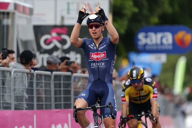 Belgijec Tim Merlier se je takole veselil zmage po napetem boju. FOTO: Luca Bettini/AFP