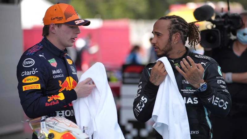 Fotografija: Max Verstappen (levo) in Lewis Hamilton sta uprizorila nov razburljiv dvoboj, ki ga je z izjemnim finišem včeraj v Barceloni dobil angleški šampion. FOTO: Emilio Morenatti/AFP