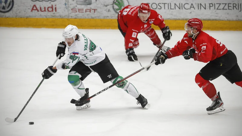 Fotografija: Marc-Olivier Vallerand, Blaž Tomaževič in Žan Jezovšek bodo tudi drevi pogosto v središču pozornosti.
FOTO: Uroš Hočevar/Delo