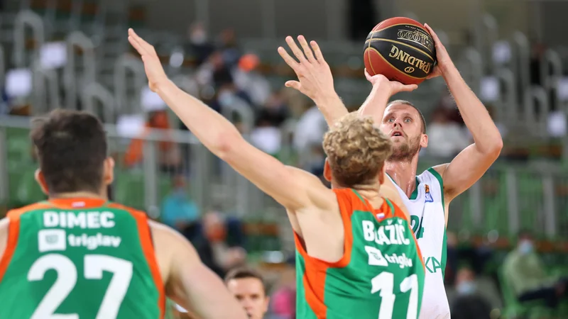 Fotografija: Z začetkom vrhunca domače sezone bodo pri Krki in Cedeviti Olimpiji stopili v ospredje reprezentanti Luka Lapornik, Jaka Blažič in Žiga Dimec (z desne). FOTO: ABA