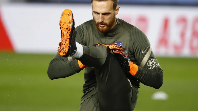 Fotografija: Jan Oblak je bil na velikem derbiju zbran in je ohranil nedotaknjeno mrežo. FOTO: Juan Medina/Reuters