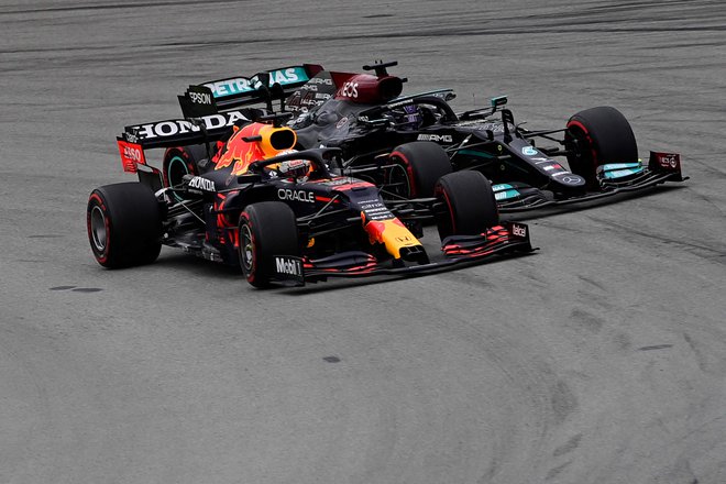 Max Verstappen je takole v prvem zavoju prehitel Lewisa Hamiltona. FOTO: Javier Soriano/AFP