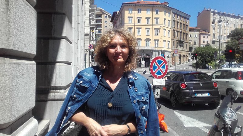 Fotografija: Ksenija Dobrila, predsednica Slovenske kulturno-gospodarske zveze, meni, da je napovedano italijansko sproščanje ukrepov pozitivna sprememba za živeče ob meji. FOTO: Nataša Čepar