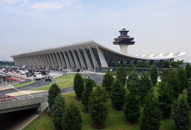 Z gorivom s cevovoda Colonial oskrbujejo tudi letališče Dulles v bližini prestolnice Washington. FOTO: Karen Bleier/AFP