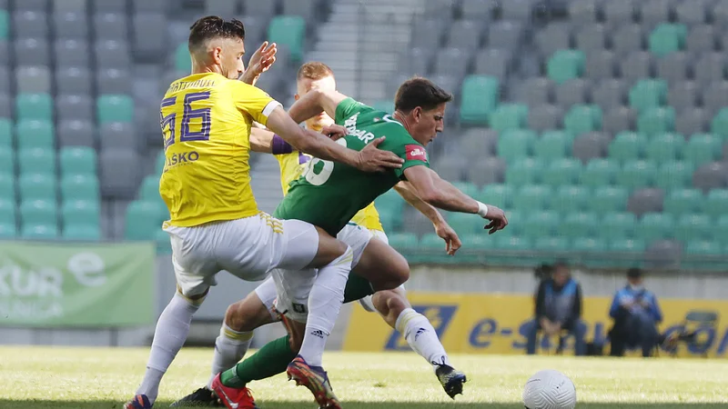 Fotografija: Olimpija je bila tudi brez Andresa Vombergarja boljši tekmec v velikem derbiju, toda v napadu ni imela več igralca, ki bi lahko zabil gol. FOTO: Leon Vidic/Dlo