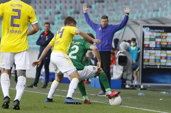 Simon Rožman je tudi igral derbi, po njem pa zvito napovedal: Prvak bo tisti, ki bo osvojil devet točk. FOTO: Leon Vidic/Delo