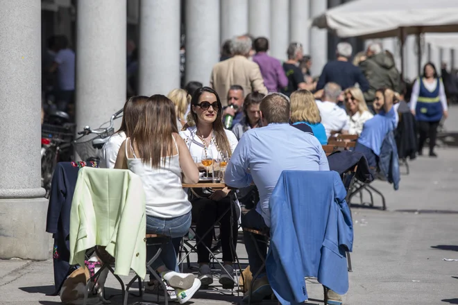 V vseh statističnih regijah je od danes dovoljeno opravljanje gostinske dejavnosti priprave in strežbe jedi in pijač v notranjosti gostinskih obratov, pri čemer je pogoj, da imajo zaposleni in gostje potrdilo, da so covid-19 preboleli, da so cepljeni ali da so testirani. FOTO: Voranc Vogel/Delo