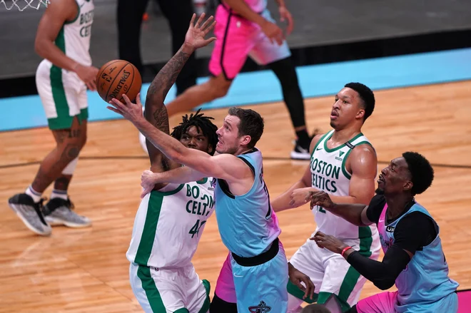 Goran Dragić in Miami sta bila proti neposrednemu tekmecu za uvrstitev v končnico brez dodatnih dvobojev Bostonu uspešna v slavnem Gardnu. FOTO: Jasen Vinlove/USA Today Sports