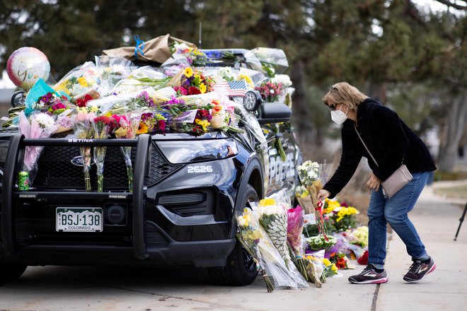 Gre za nov strelski napad v ameriški zvezni državi Kolorado, potem ko je strelec tam 22. marca v samopostrežni trgovini pobil deset ljudi (ženska prinaša rože za policista, ki je bil ubit v tem streljanju). FOTO: Alyson Mcclaran/Reuters