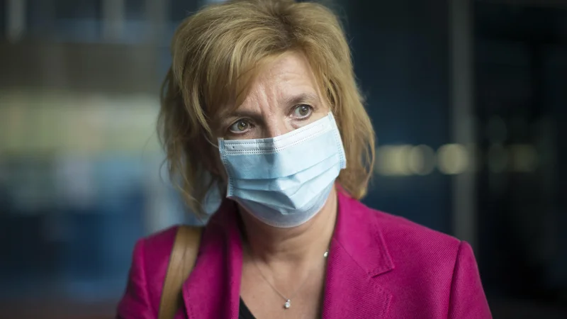 Fotografija: Bojana Beović je poudarila, da nas bosta le cepljenje in preventivno ravnanje rešila epidemije. FOTO: Jure Eržen/Delo
