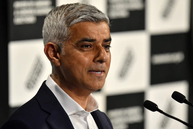 Po mnenju nekaterih bi se Sadiq Khan lahko nekoč potegoval celo za mesto premiera, zdaj pa kot stari/novi župan obljublja, da bo poskrbel za zaposlitve in mostove med različnimi skupnostmi v mestu. FOTO: Justin Tallis/AFP