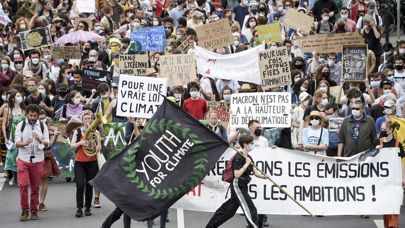 Fotografija:  V Nantesu na zahodu Francije so mladi in številne nevladne organizacije ter sindikati v okviru nacionalnega dneva, ki zahteva podnebno pravičnost, organizirali množični protest »Mladi za podnebje«. FOTO: Sebastien Salom-gomis/Afp
 