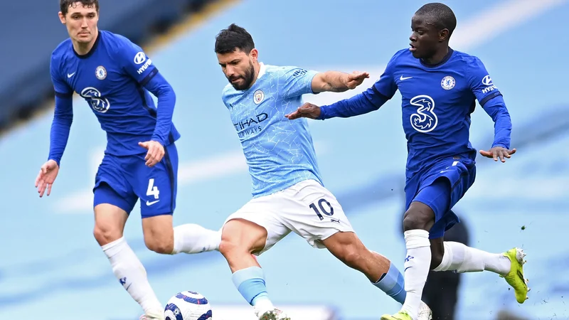 Fotografija: Napadalec Manchester Cityja Sergio Agüero, v sredini, in igralca Chelseaja Andreas Christensen in N'Golo Kanté bi lahko finale lige prvakov odigrali v Londonu. FOTO: Laurence Griffiths/AFP