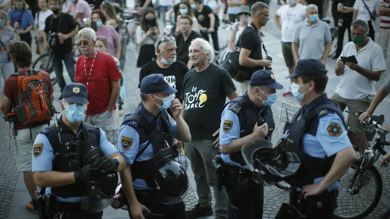 Fotografija: Hojs bi želel 25 namesto desetih ljudi na zborovanjih. FOTO: Jure Eržen/Delo