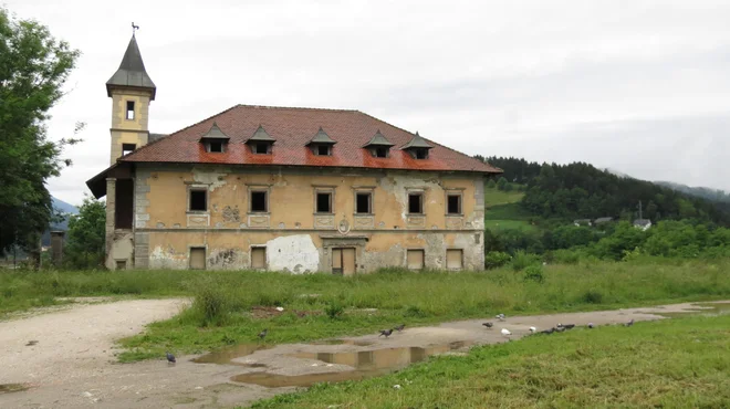 Novi dom za starejše bodo na Ravnah z evropskimi sredstvi gradili v treh fazah. Prva se začenja kmalu, končali pa naj bi jo leta 2023.<br />
FOTO: Mateja Kotnik/Delo